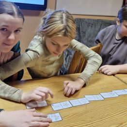 Wychowankowie chętnie i z dużym zaangażowaniem uczestniczą w grze „Domino – Boże Narodzenie”. 