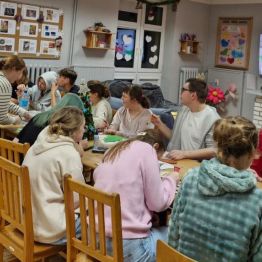 Uczestnicy kreatywnych warsztatów świątecznych pod hasłem: „Drewniana choinka”. 