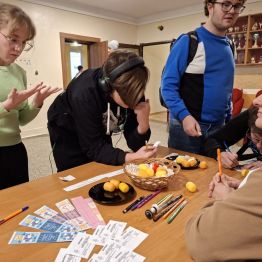 stacja zadaniowa, dzieci rozwiązują przykłady tabliczki mnożenia