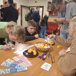 stacja zadaniowa, dzieci rozwiązują przykłady tabliczki mnożenia