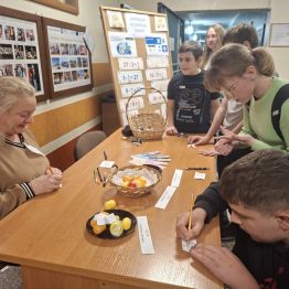 stacja zadaniowa, dzieci rozwiązują przykłady tabliczki mnożenia