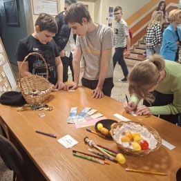 stacja zadaniowa, dzieci rozwiązują przykłady tabliczki mnożenia