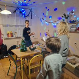 wychowawca wraz z wychowankami ocenia wystrój świąteczny pokoju