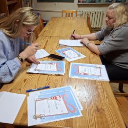 wychowawcy przygotowywują dyplomy i wybierają najlepiej ubrane pokoje