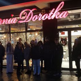Zdjęcie grupowe przed wejściem do cukierni „Dorotka”. 