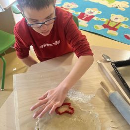 Aleksander podczas wycinania ciasteczek. 