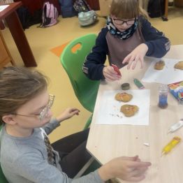 Emilka i Celinka podczas dekorowania pierników. 