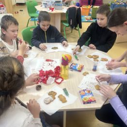 Uczniowie podczas dekorowania pierników. 
