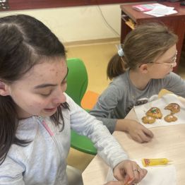 Kasia i Celinka podczas dekorowania pierników. 