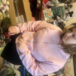 Marianka w trakcie pracy nad kompozycja na drewnie. 