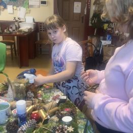 Uczennice podczas pracy nad kompozycja bożonarodzeniowa. 