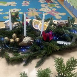 Kompozycja świąteczna na korze drewna. 