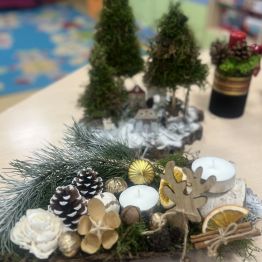 Kompozycje świąteczne na plastrach drewna i korze. 