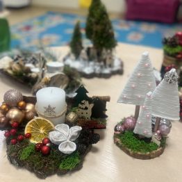 Kompozycje świąteczne na plastrach drewna. 