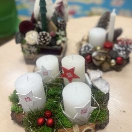 Kompozycje świąteczne na plastrach drewna. 