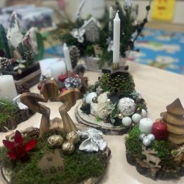 Kompozycje świąteczne na plastrach drewna. 