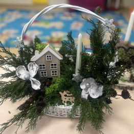 Kompozycja świąteczna w koszu wiklinowym. 