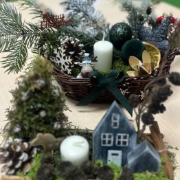 Kompozycje na korze drewna i koszyczku wiklinowym. 