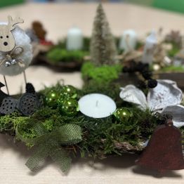 Kompozycje na korze drewna. 