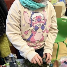 Laurka podczas pracy nad kompozycja bożonarodzeniową. 