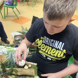Konrad podczas pracy nad kompozycją bożonarodzeniową. 