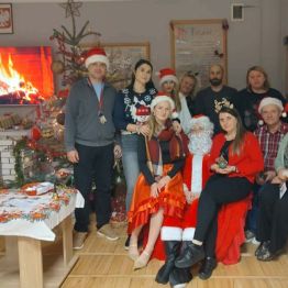 wychowawcy na wspólnym zdjęciu z Mikołajem