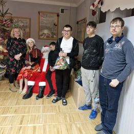 wychowankowie gr IV wychowawczej na wspólnym zdjęciu z Mikołajem