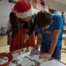 chłopiec rysuje bałwana-wykonuje zadanie by otrzymać prezent od Mikołaja