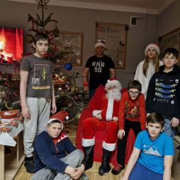 wychowankowie gr I wychowawczej na wspólnym zdjęciu z Mikołajem