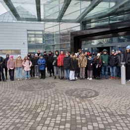 Uczniowie przy hotelu Ikar