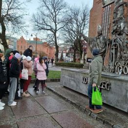 Spacer z przewodnikiem, pod Pomnikiem Milenijnym