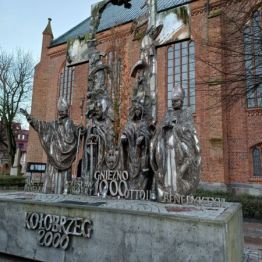 Pomnik Milenijny, dla uczczenia milenijnego roku 2000