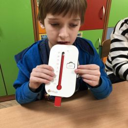 Uczniowie odczytują temperaturę.
