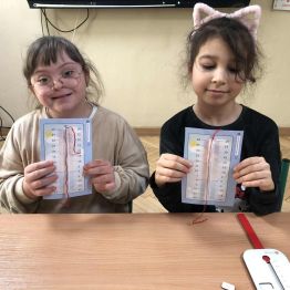 Uczniowie prezentują samodzielnie wykonane termometry.