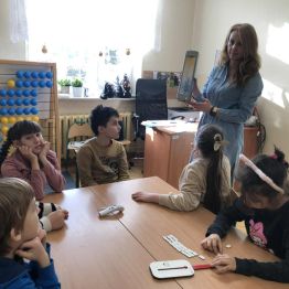 Zaprezentowanie uczniom termometrów.