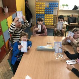 Uczniowie prezentują samodzielnie wykonane termometry.