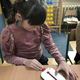 Uczniowie odczytują temperaturę.