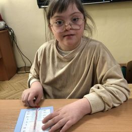 Uczniowie w trakcie konstruowania termometru. 