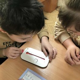 Uczniowie odczytują temperaturę.