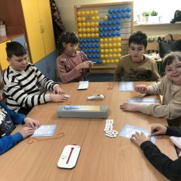 Uczniowie prezentują samodzielnie wykonane termometry.