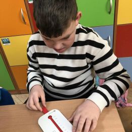 Uczniowie odczytują temperaturę.