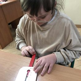 Uczniowie odczytują temperaturę.