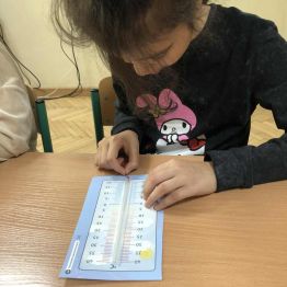 Uczennica w trakcie konstruowania termometru. 