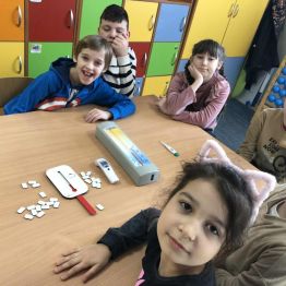 Uczniowie zapoznają się z różnymi rodzajami termometrów.