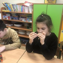 Uczniowie klasy 1b i 3a podczas konstruowania figur przestrzennych.