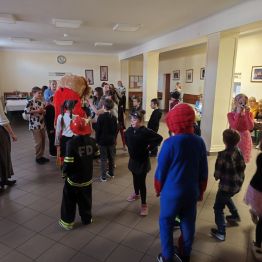 Dzieci tańczą przy muzyce