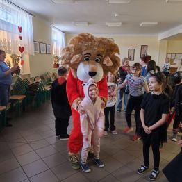 Dzieci ustawiają się do zdjęcia z lwem Leonem