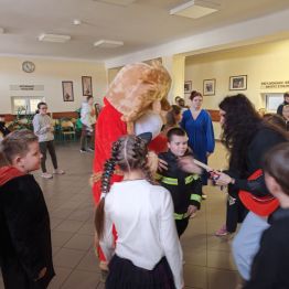 Dzieci przywitały się z lwem Leonem maskotką ZPSW
