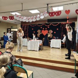 Pani zapowiada występ zasad dobrego zachowania, które przedstawili uczniowie  szkoły branżowej