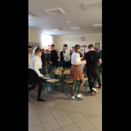 Dzieci biorą udział w zabawie krzesełkowej